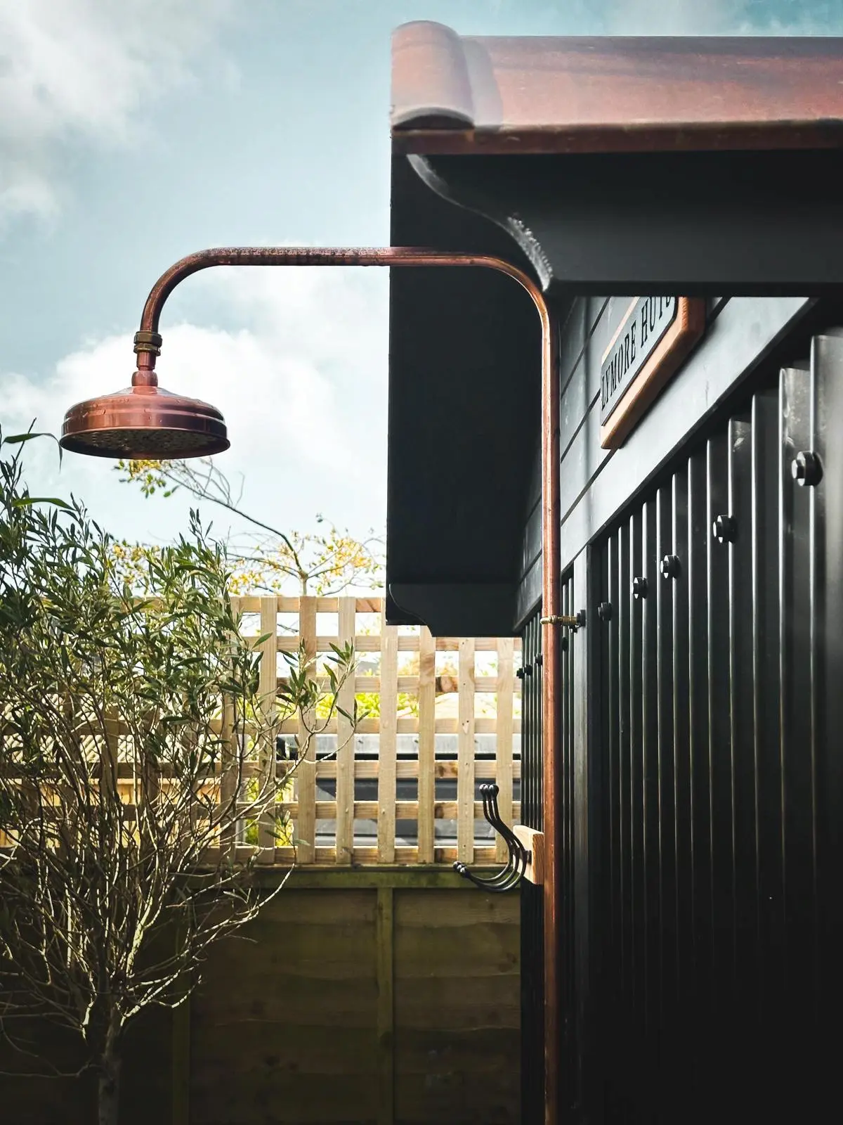 luxury-outdoor-sauna-hut-exterior-shower-detail